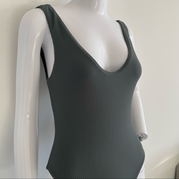 One piece swimsuit - Picture 3 of 3